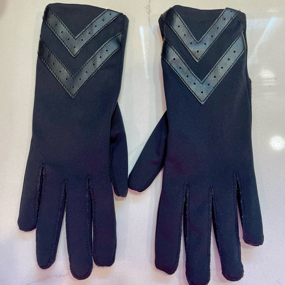 Women’s Black Isotoner Chevron Gloves